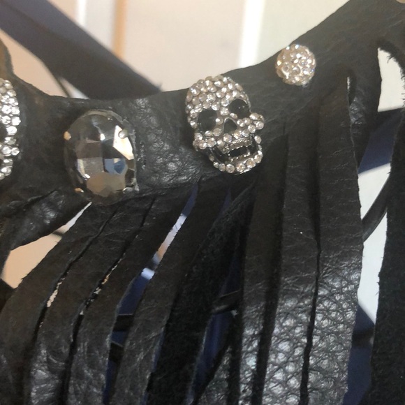 Leather fringe skull necklace - Picture 4 of 6